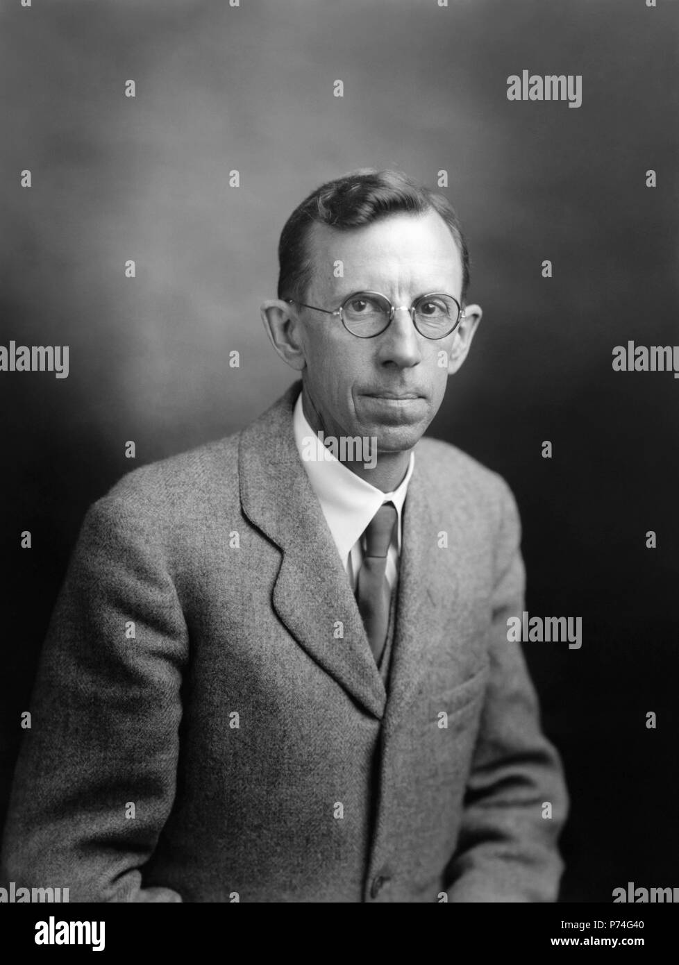Clinton Joseph Davisson (1881-1958), était un physicien américain qui a remporté le Prix Nobel de physique 1937 (qu'il partageait avec George Paget Thomson) pour sa découverte de la diffraction dans l'expérience de Davisson-Germer. (Photo : Novembre 1937) Banque D'Images