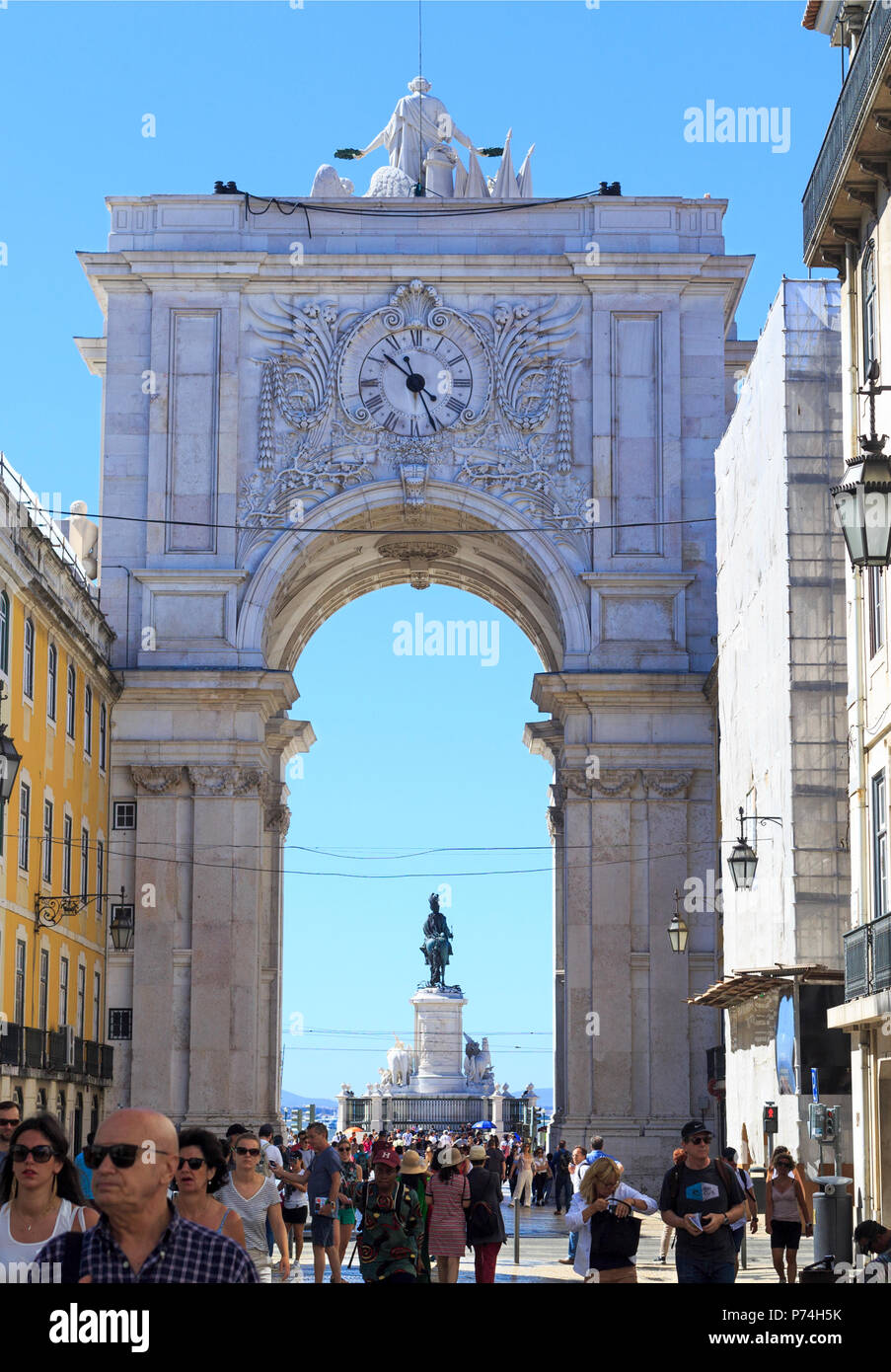 Vue de la rue Augusta, un arc de triomphe en marbre monument historique et attraction principale, à Lisbonne, Portugal Banque D'Images