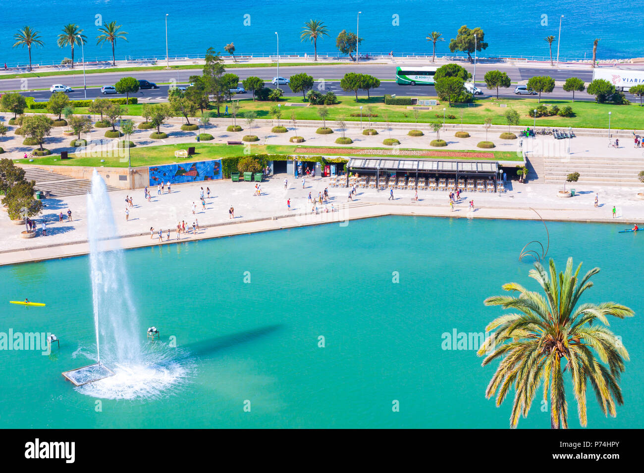 PALMA, Majorque, ESPAGNE - Juin 23, 2018 : Vue sur Parc de la Mar (Parc de la mer) avec la mer en arrière-plan de la terrasse de la cathédrale de l'al. Banque D'Images