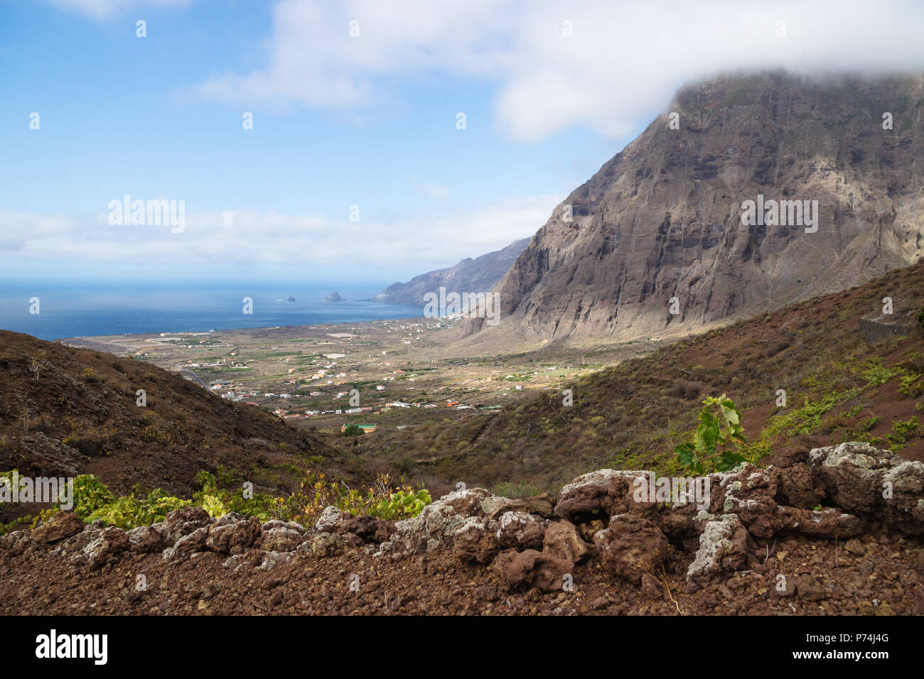 Vue sur les falaises et les collines rouges d'El Golfo vallée, jusqu'à l'océan, Frontera, El Hierro, Îles Canaries, Espagne Banque D'Images