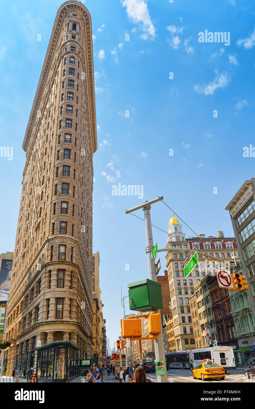 New York, USA- Septembre 05, 2017 : Flatiron Building sur la 5e Avenue, près de Madison Square Park. Vues sur la ville de New York. Street, les gens et les touristes sur Banque D'Images