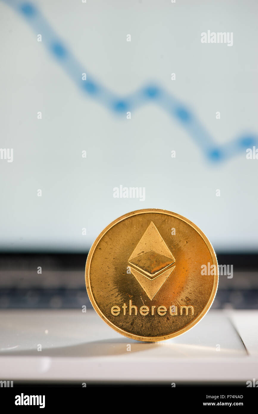 Golden ethereum sur clavier d'ordinateur portable avec l'augmentation de chart Banque D'Images
