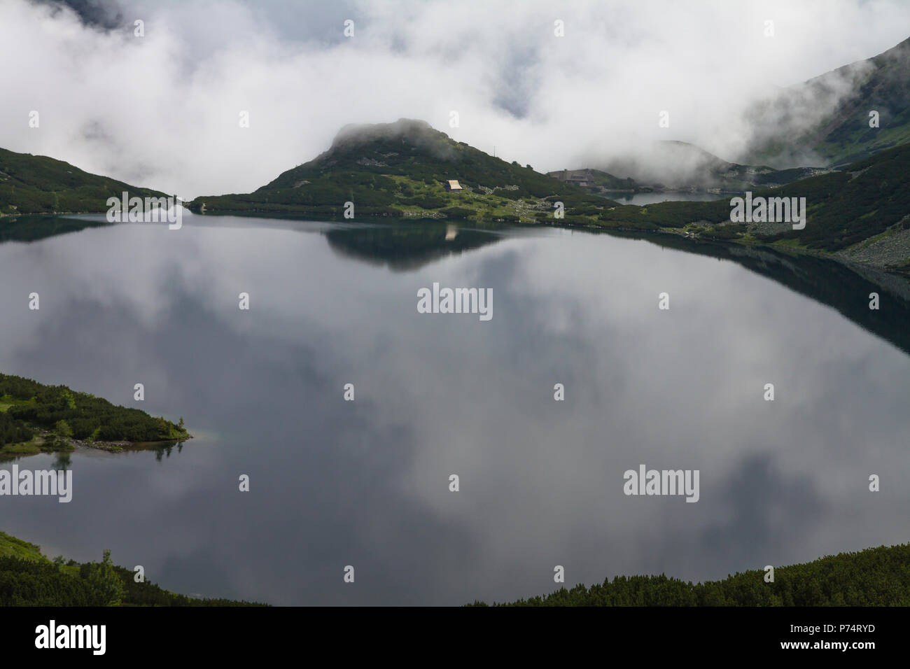 Log cabin près du grand étang de la Pologne dans les Tatras, Pologne. Banque D'Images