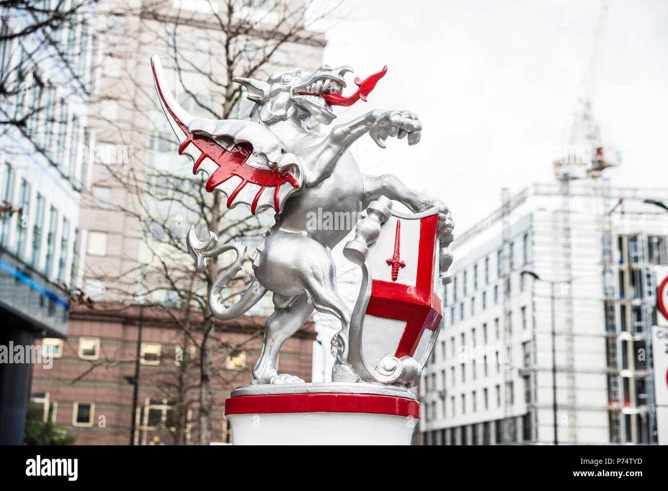 Londres, ANGLETERRE - 31 décembre 2017 : Animal statue avec tête de dragon sticking out tongue, des ailes et des griffes d'oiseaux dans une rue de Londres, en Angleterre, de l'unité Banque D'Images