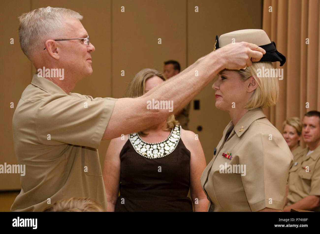 WASHINGTON, D.C. (16 septembre 2014) chef des chantres Beth Revell, droit, de l'United States Navy Band est couvert par la Haute Chef Paul Johnson, gauche, au cours de la cérémonie de l'épinglage bande marine dans la voilerie au chantier naval historique de Washington à Washington, D.C. Banque D'Images