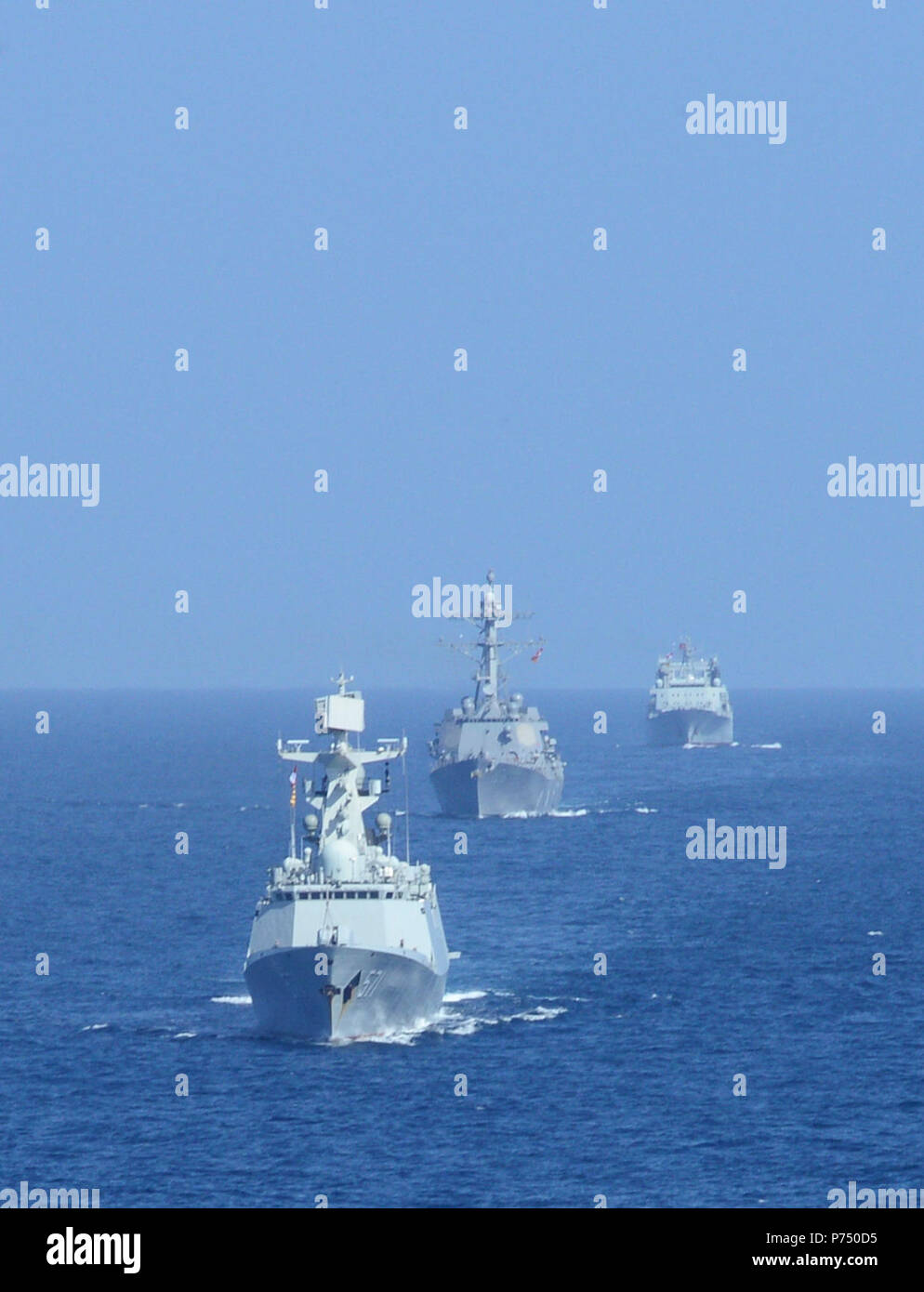 Golfe d'ADEN (déc. 11, 2014) Les missiles USS Sterett (DDG 104), centre, les transits aux côtés des Jiangkai II CNS Yun Chang (FFG571), à gauche, et le fuchi-classe ravitailleur CNS Chao Hu (AOR 890) au cours de la Chine - États-Unis Counter-Piracy Exercice 15. Sterett est déployée dans le cadre du groupe aéronaval du Carl Vinson et soutien à l'opération est conduite inhérentes Résoudre les opérations de sécurité maritime, opérations de grève en Iraq et en Syrie comme dirigé et les efforts de coopération en matière de sécurité dans le théâtre de la 5e Flotte des États-Unis zone de responsabilité. Banque D'Images