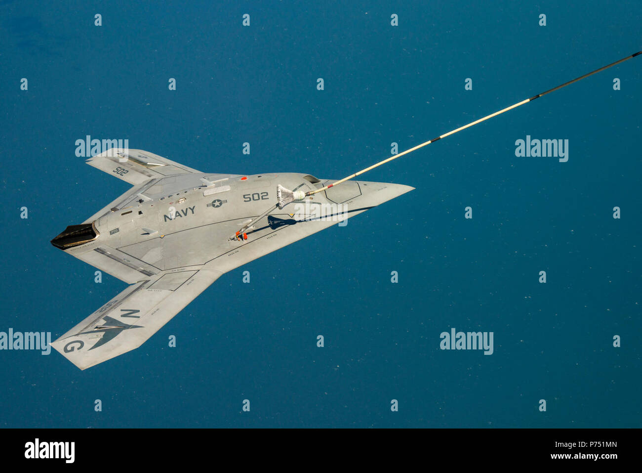 RIVER, dans le Maryland (22 avril 2015) La Marine's unmanned X-47B reçoit le combustible dans un oméga K-707 tanker tout en fonctionnant dans les zones d'essai de l'Atlantique sur la baie de Chesapeake. Ce test a marqué la première fois qu'un avion sans pilote ravitaillé en vol. Banque D'Images