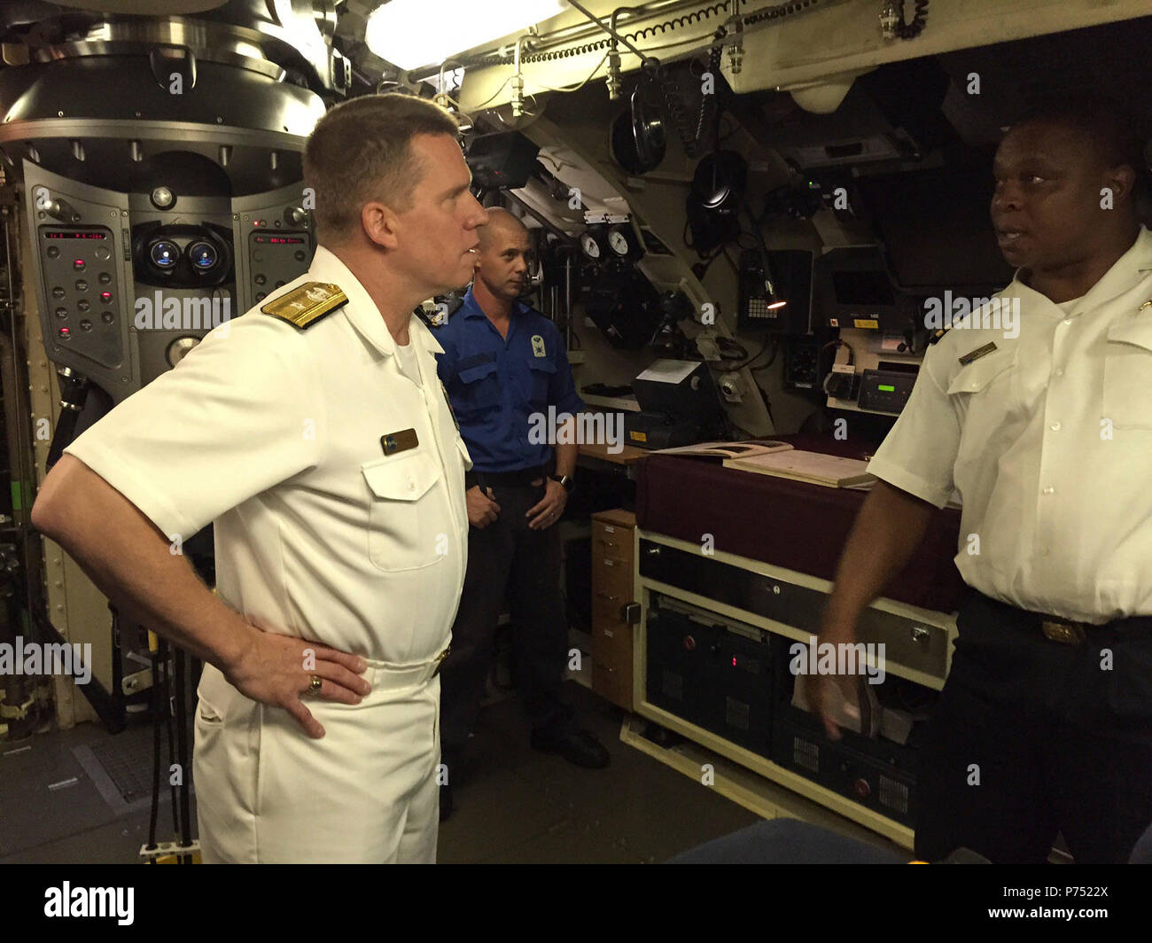 SIMONS Town, Afrique du Sud (8 mai 2015) 6e vice-commandant de la flotte américaine Adm arrière. Tom Reck, gauche, parle avec le Cmdr. Thamsanqa Matsane à bord du sous-marin de la marine sud-africaine Queen Modjadji SAS (S103) lors d'une visite, l'engagement du chef du 8 mai 2015. Banque D'Images