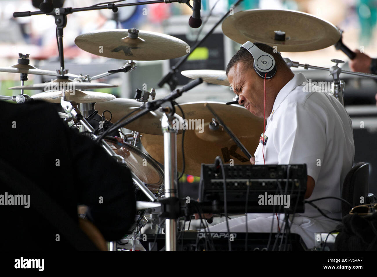 LUDINGTON, Michigan (16 août 2000 26, 2015) Senior Chef Leon Alexander joue avec la U.S. Navy Band Cruisers de Waterfront Park à Ludington, Michigan La Marine Band tournée de 14 représentations dans cinq États, qui vient en aide aux collectivités qui n'ont pas l'habitude voir la Marine au travail. Banque D'Images