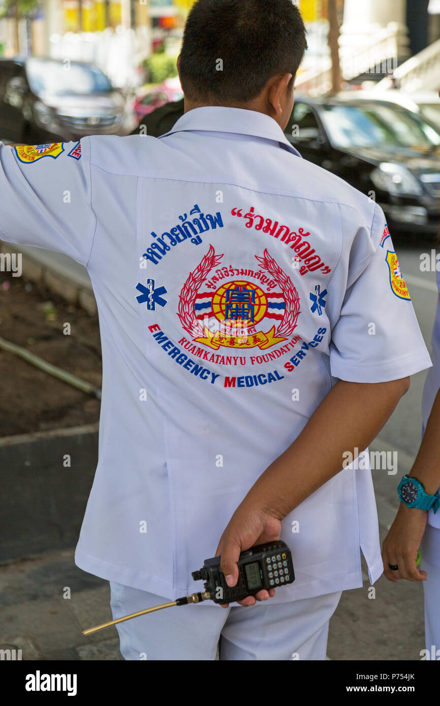 Le personnel médical d'urgence en service à Bangkok, Thaïlande rue Banque D'Images