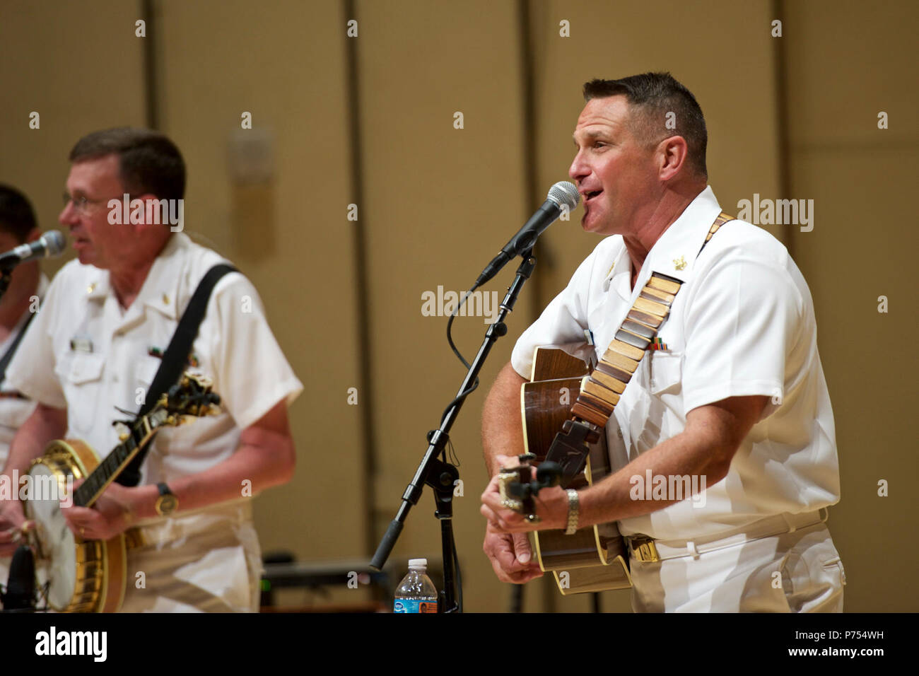 LARAMIE, Wyo. (sept. 14, 2015) 1ère classe musicien Kenny Ray Horton, droite, effectue avec la Marine américaine actuelle Pays de bande à l'Université du Wyoming Buchanan Center for Performing Arts Concert Hall à Laramie, Wyo. La Marine Band tournée de 14 représentations dans six États, qui vient en aide aux collectivités qui n'ont pas l'habitude voir la Marine au travail. Banque D'Images