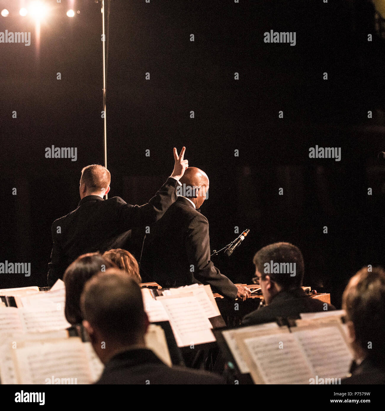 MECHANICSBURG, PA (fév. 23, 2016) Musicien Chris Première Classe DeChiara et chef des chantres Stacy Loggins effectuer comme solistes à Cumberland Valley High School's Performing Arts Center à Mechanicsburg, Pa. la U.S. Navy Band est sur un 25-day tour du nord-est des États-Unis. Banque D'Images