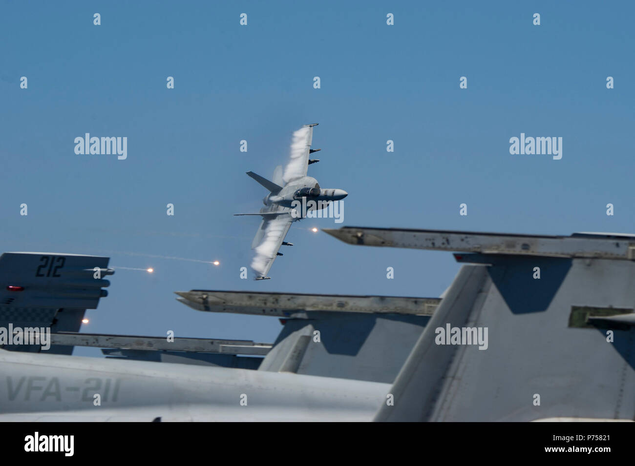 180626-N-UJ486-0978 MER MÉDITERRANÉE (26 juin 2018) Un F/A-18 Super Hornet effectue un fly-by au cours d'une cérémonie de passation de commandement pour la "lutte contre Checkmates' de Strike Fighter Squadron (VFA) 211 à bord de la classe Nimitz porte-avions USS Harry S. Truman (CVN 75). Harry S. Truman est actuellement en 6e commandant de la zone de responsabilité de la flotte à l'appui d'opérations de sécurité maritime aux côtés des alliés. (U.S. Photo par marine Spécialiste de la communication de masse de la classe 3ème Rebecca A. Watkins/libérés) Banque D'Images