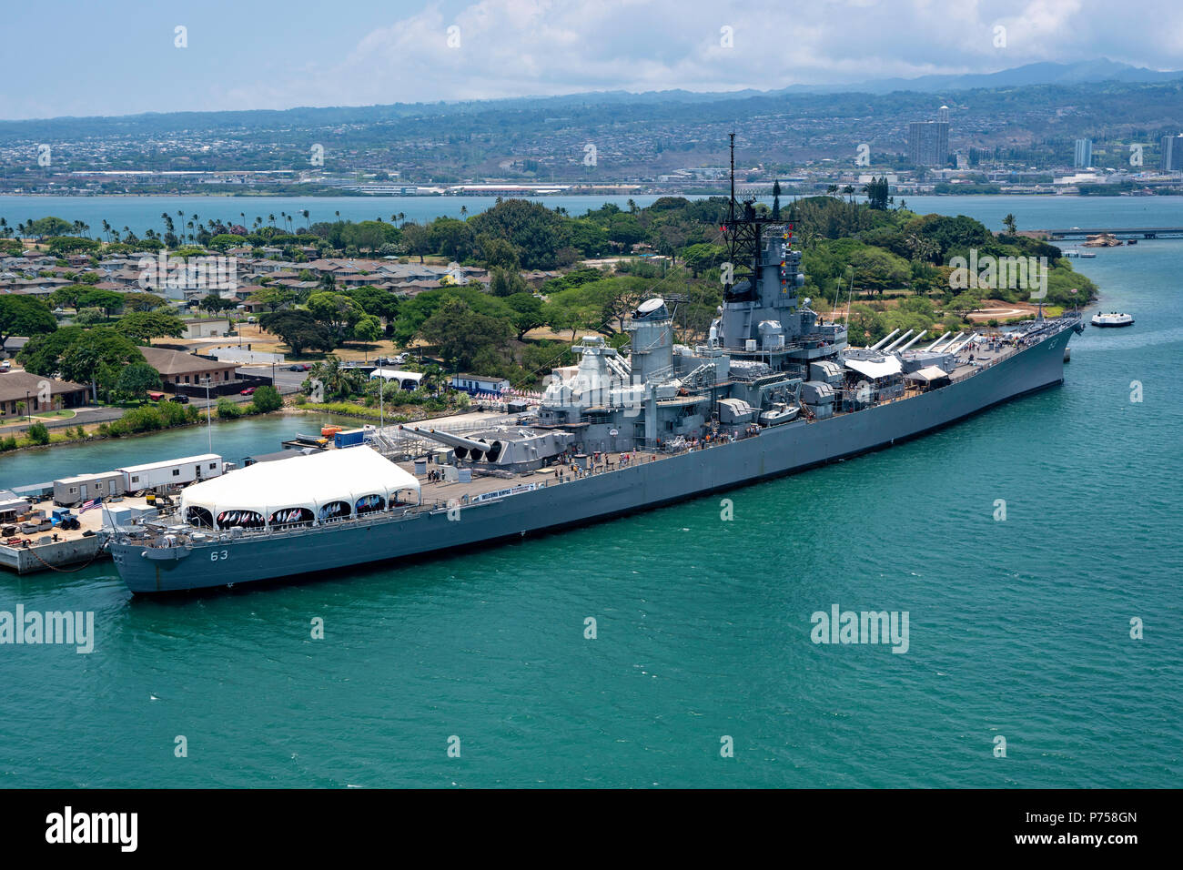 180702-N-CW570-1017 BASE COMMUNE à Pearl Harbor, Hawaii HICKAM (2 juillet 2018), le cuirassé USS Missouri (BB 63) memorial accueille des navires participant à l'exercice Rim of the Pacific (RIMPAC) at Joint Base Harbor-Hickam Pearl. Vingt-cinq nations, 46 navires, 5 sous-marins, environ 200 avions et 25 000 personnes participent à l'EXERCICE RIMPAC du 27 juin au 2 août dans et autour des îles Hawaï et la Californie du Sud. Le plus grand exercice maritime international RIMPAC, fournit une formation unique alors que la promotion et le soutien des relations de coopération, Amon Banque D'Images