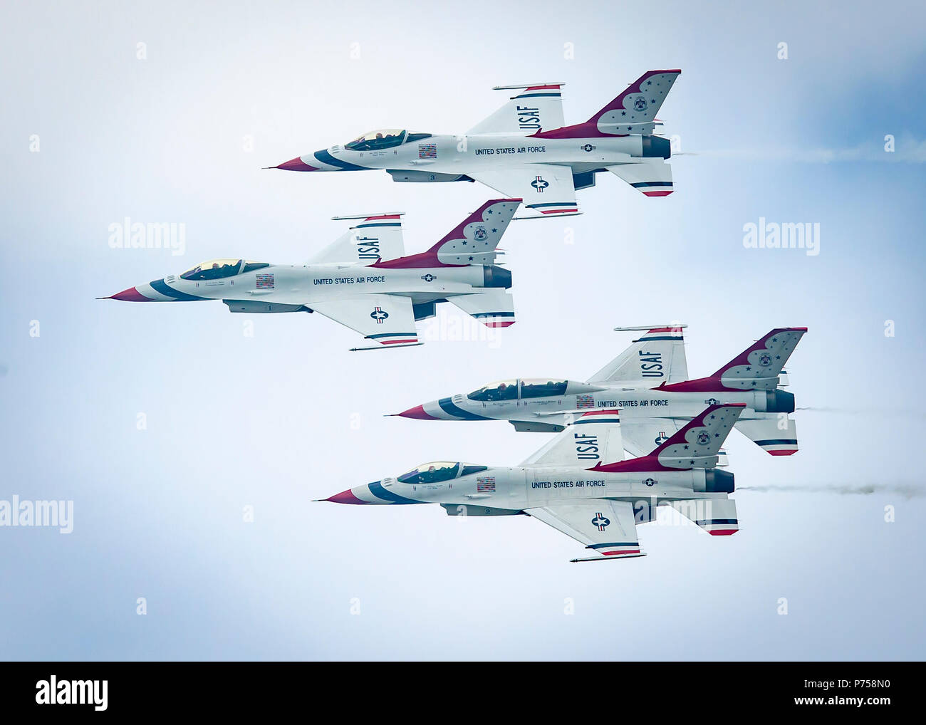 La U.S. Air Force Escadron de démonstration aérienne des Thunderbirds 'effectuer à l'Arctic Thunder Open House à Anchorage, AK, 29 juin 2018. Depuis 1953, l'équipe attaquante a servi comme premier ministre de l'Amérique, de l'escadron de démonstration aérienne, chargée de la mission vitale pour recruter, conserver et inspirer passé, présent et futur d'aviateurs. (U.S. Air Force Photo/SrA Cory W. Bush) Banque D'Images