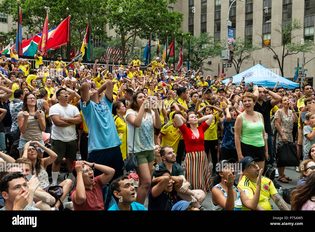 New York, États-Unis. 06Th Juillet, 2018. Colombie fans réagir lors de la Coupe du Monde FIFA 2018 Russie ronde de 16 match entre la Colombie et l'Angleterre parrainé par Telemundo Deportes du Rockefeller Center Crédit : Lev Radin/Pacific Press/Alamy Live News Banque D'Images