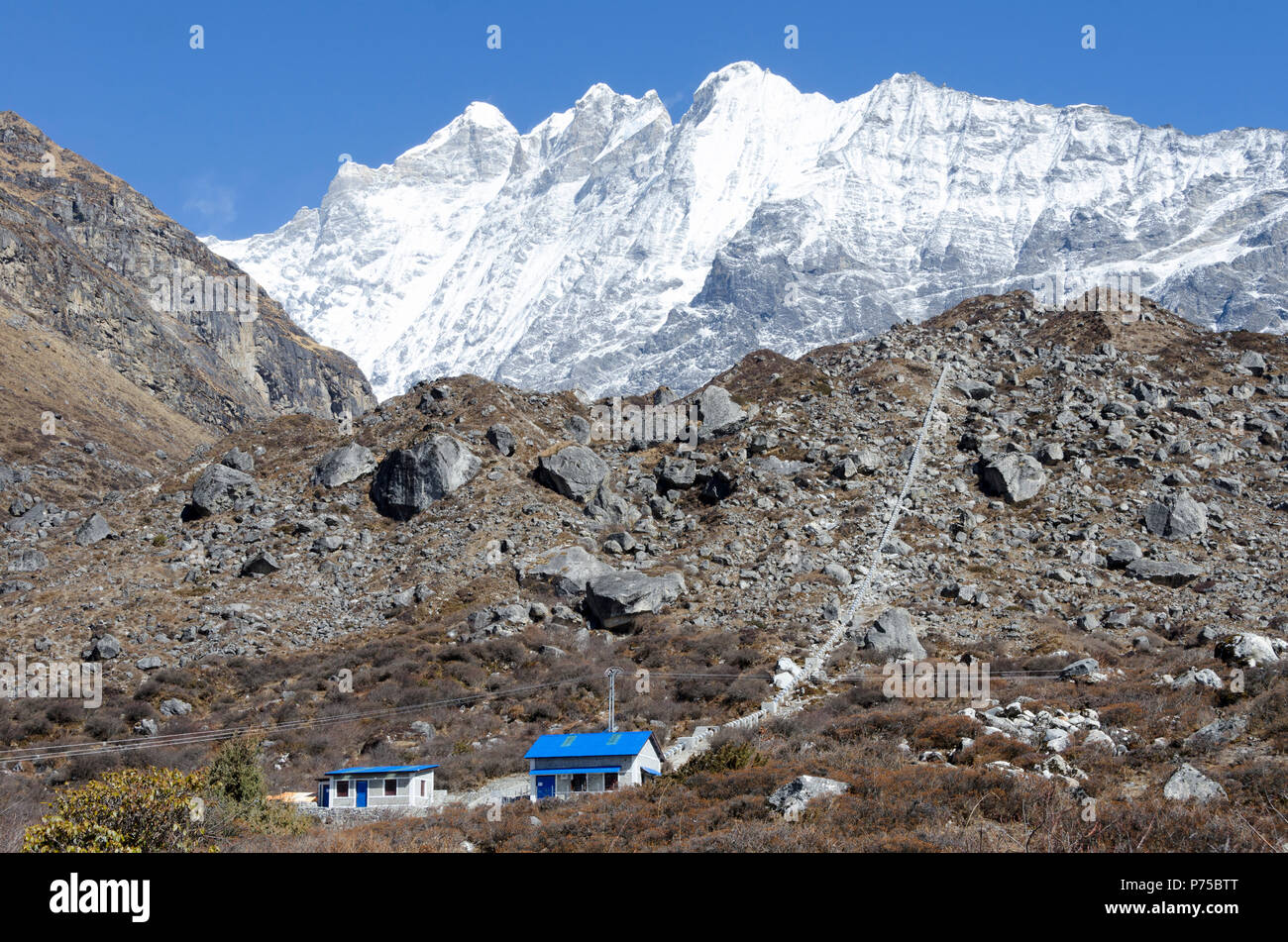 Maison du pouvoir et pipeline, Kyanjin Gompa, Langtang, Népal Banque D'Images