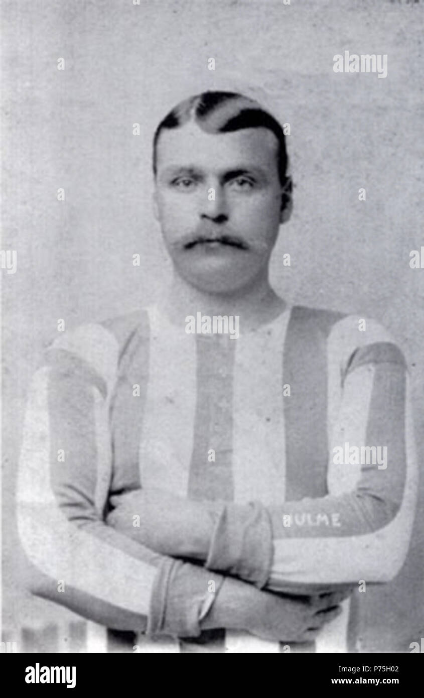 Anglais : Arthur Hulme, footballeur anglais, qui évoluait en tant qu'à l'intérieur de l'avant, illustrée à Brighton & Hove Albion F.C. kit . vers 1905 PannellB 13&amp;H07Hulme Banque D'Images