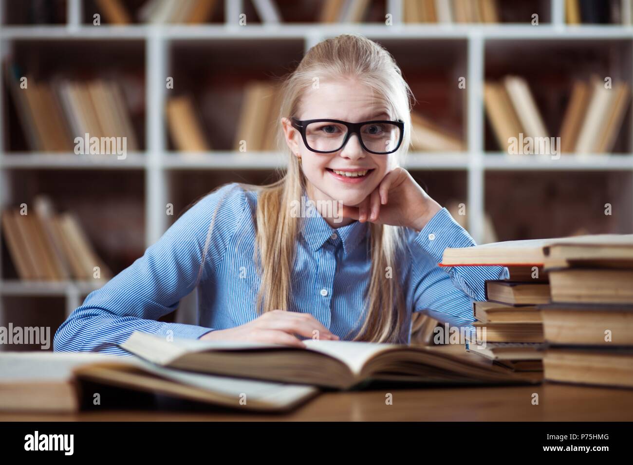 Teenage girl in a library Banque D'Images