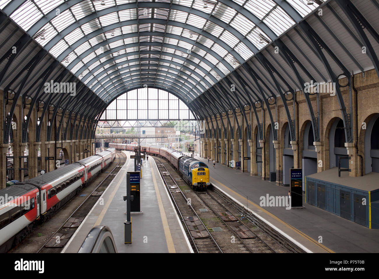 La gare de Kings Cross à Londres et de la plate-forme de locomotive Deltic Banque D'Images