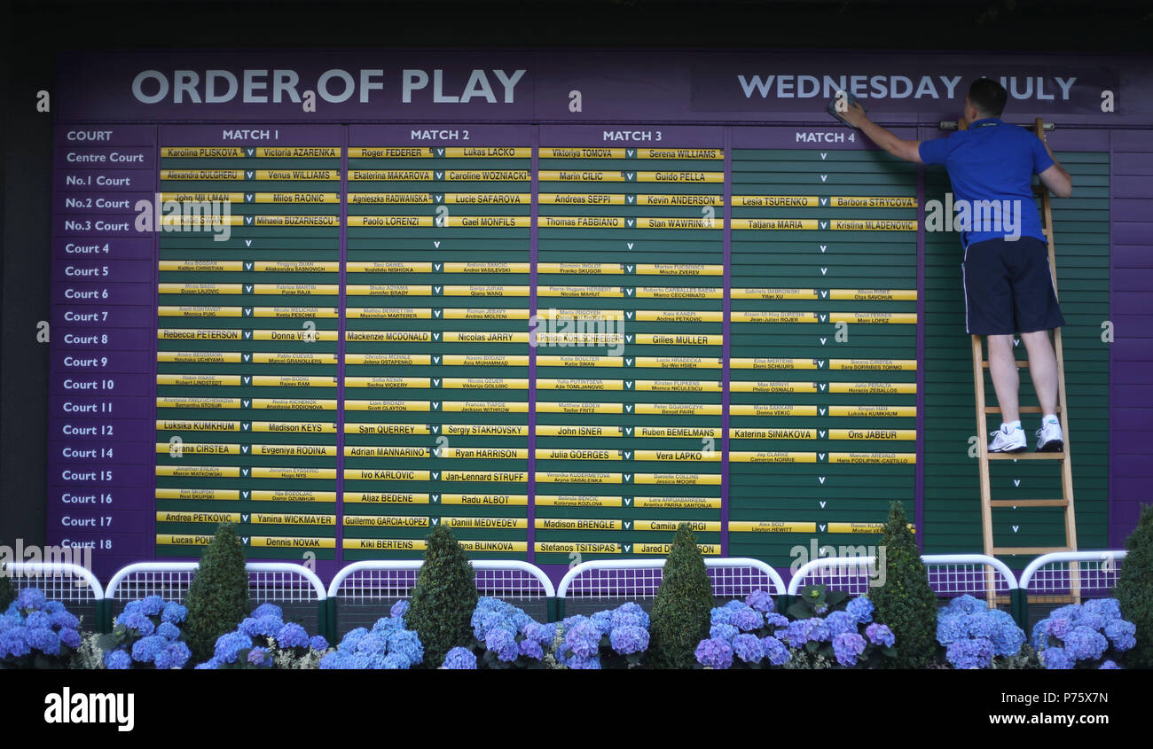 Le personnel au sol mis en place la date d'aujourd'hui sur l'ordre de jeu sur la troisième journée du tournoi de Wimbledon à l'All England Lawn Tennis et croquet Club, Wimbledon. Banque D'Images
