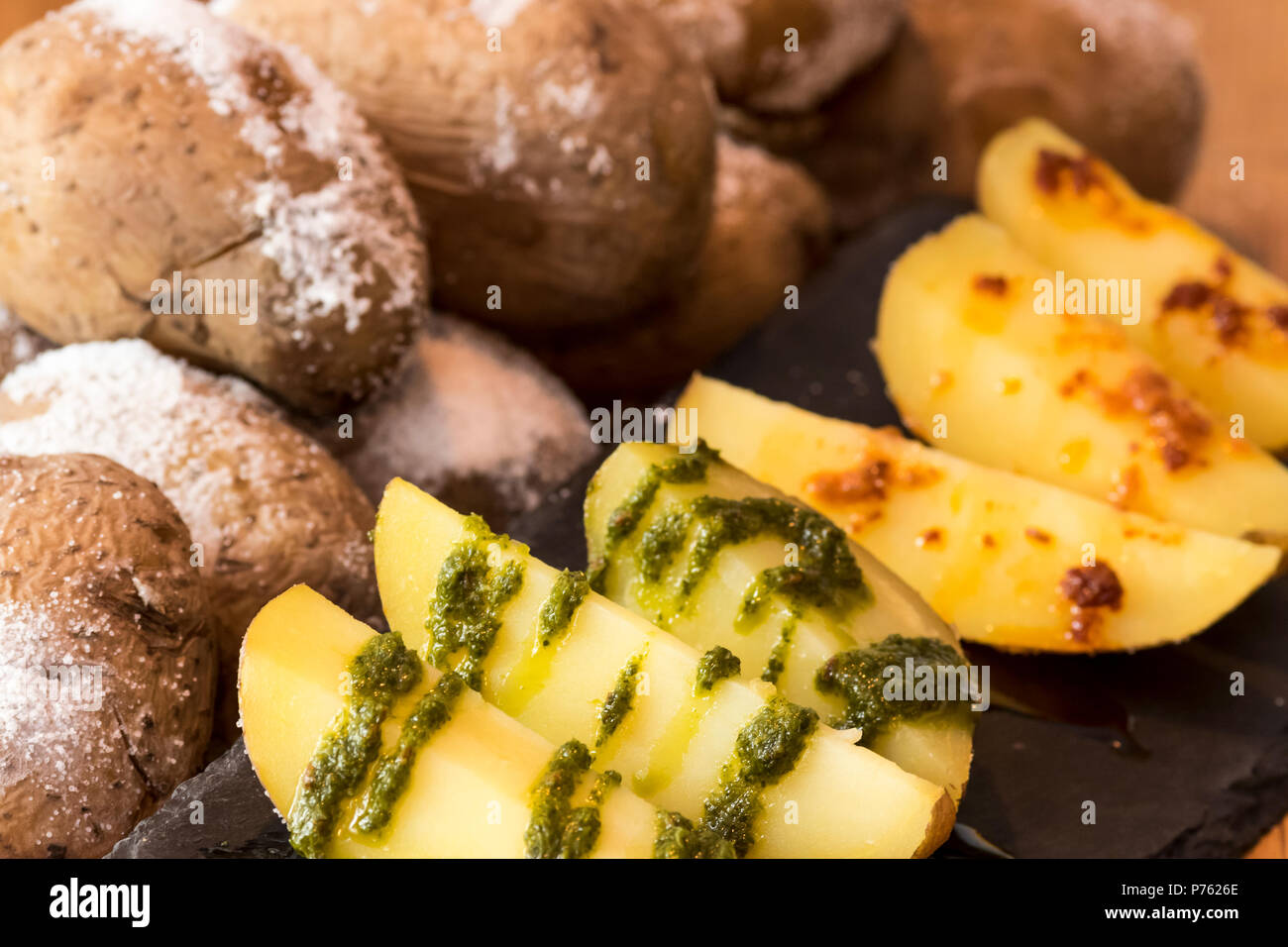 Les pommes de terre à la sauce verte et rouge. 'Papas con Mojo' île des Canaries Banque D'Images