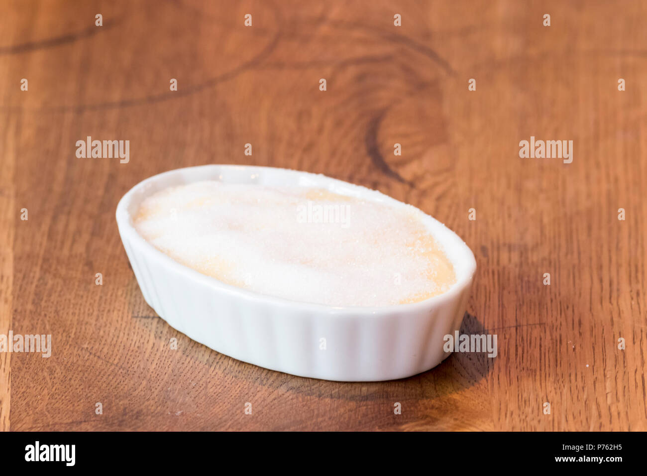 Crème catalane sur table en bois dans la région de white bowl Banque D'Images