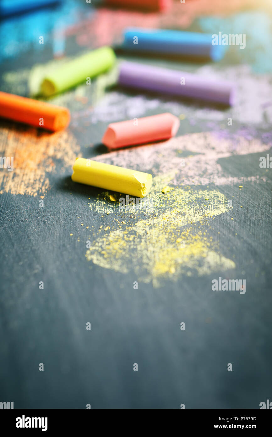 Crayons de couleurs sur le tableau noir, le dessin. Retour à l'école. Banque D'Images