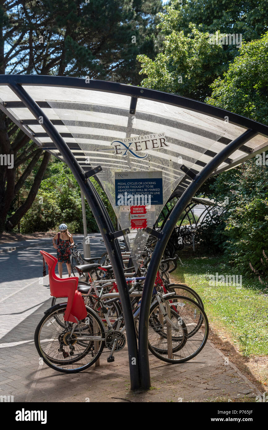 L'Université d'Exeter, le Campus Streatham, Exeter, Devon, Angleterre, Royaume-Uni. Parking couvert sécurisé pour les cycles de l'étudiant Banque D'Images