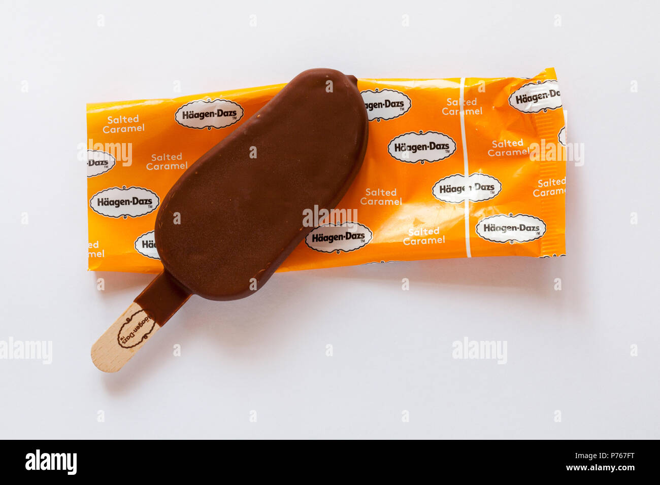 Caramel au beurre salé glace Haagen-Dazs retiré de l'emballage isolé sur fond blanc Banque D'Images