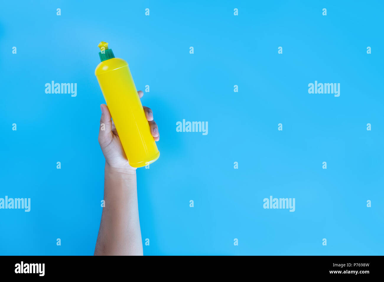 Nettoyage coloré cuisine, salle de bains et d'autres chambres propres service concept Banque D'Images