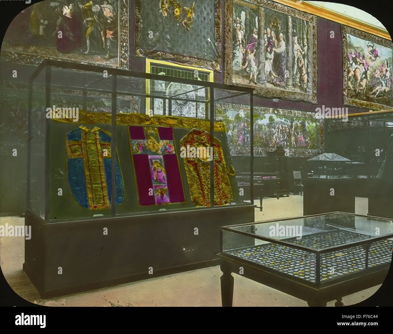 Anglais : Paris Exposition : vue intérieure non identifié, Paris, France, 1900. Peintures accrocher au mur et des vitrines afficher vêtements sacerdotaux. Archives du Musée de Brooklyn, Goodyear Archival Collection (P03 06 01 015 droit 2145). Avant 1923 207 S03 0601 015 2145 image Banque D'Images