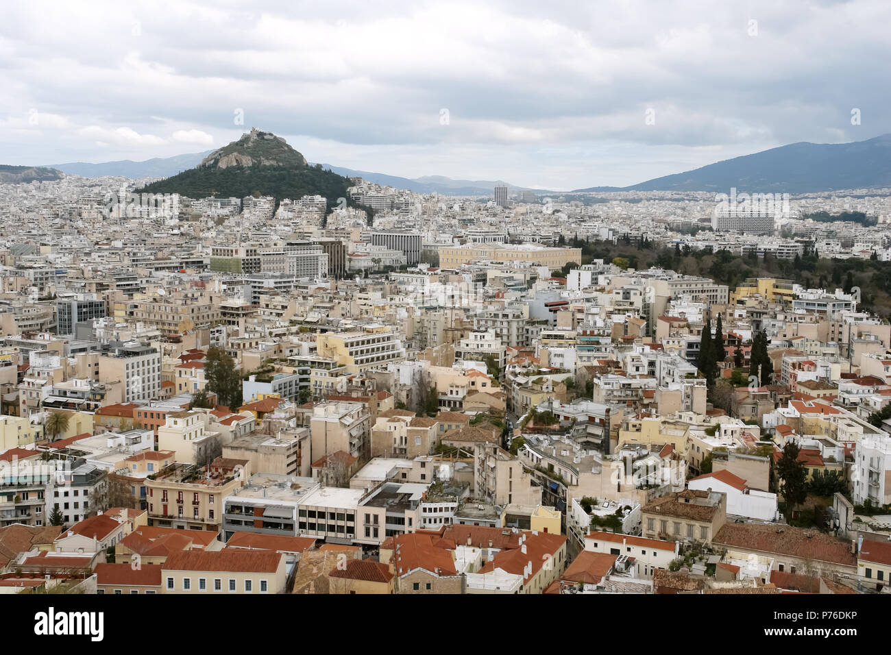 Athènes, Grèce - 29 mars 2015 : vue panoramique d'Athènes et la colline du Lycabette au printemps. La colline de Lycabettus est le point le plus élevé dans le centre d'Athènes. Banque D'Images