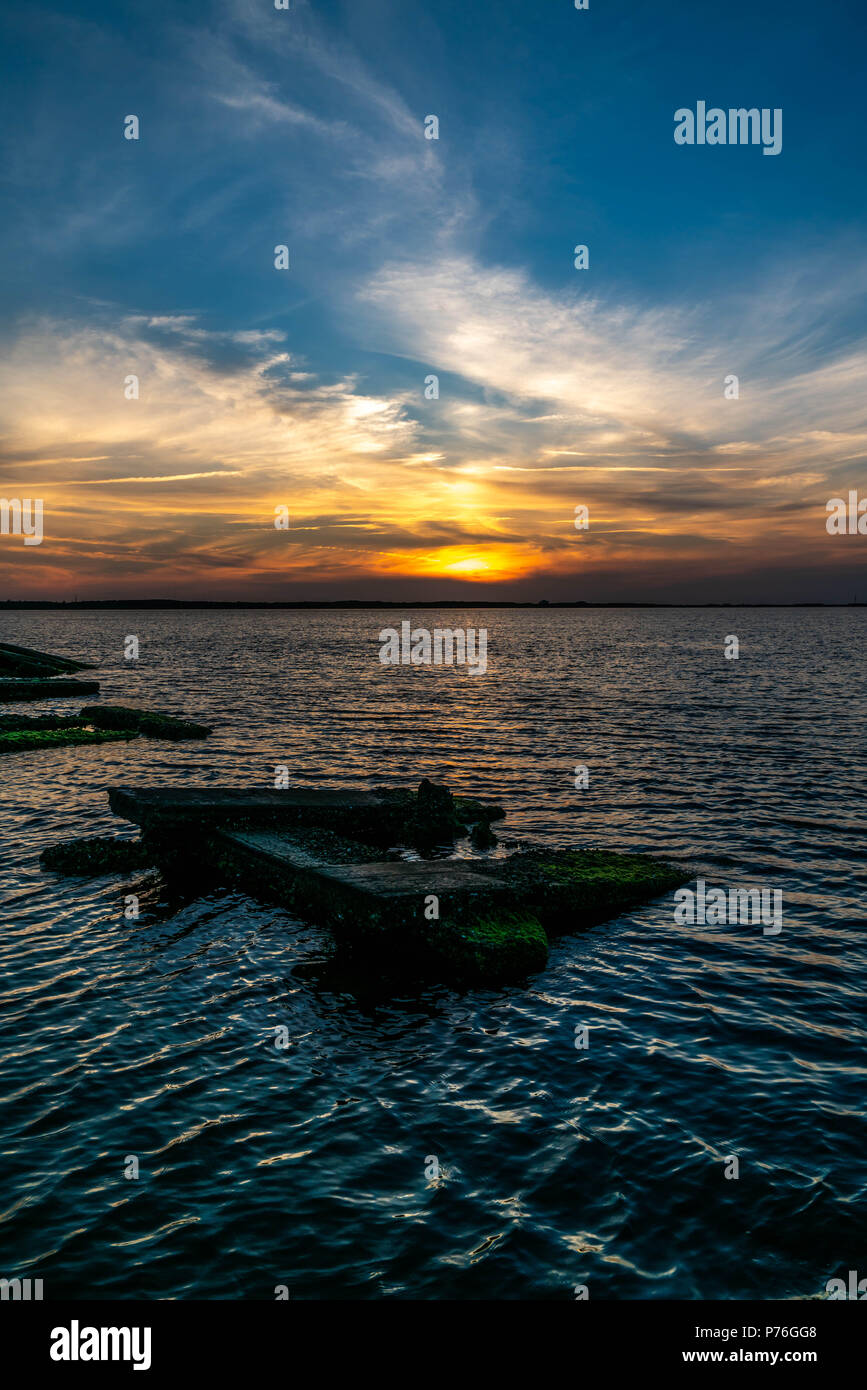 Un magnifique coucher de soleil sur la baie de Tampa dans le centre-ouest de la Floride. Banque D'Images