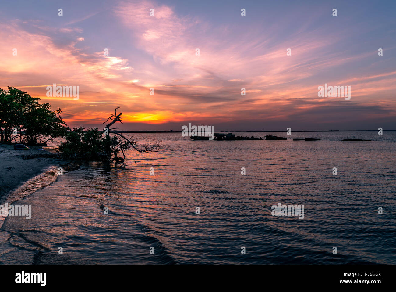 Un magnifique coucher de soleil sur la baie de Tampa dans le centre-ouest de la Floride. Banque D'Images