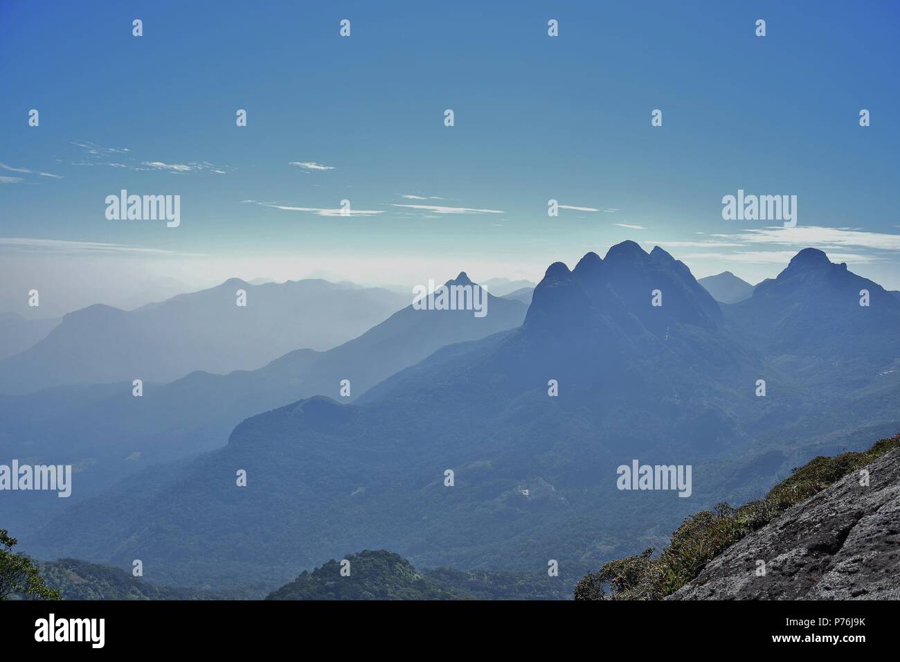 Superbe vue sur western ghats et bleu de l'horizon du haut de Agasthyarkoodam - Pic du Kerala. Banque D'Images