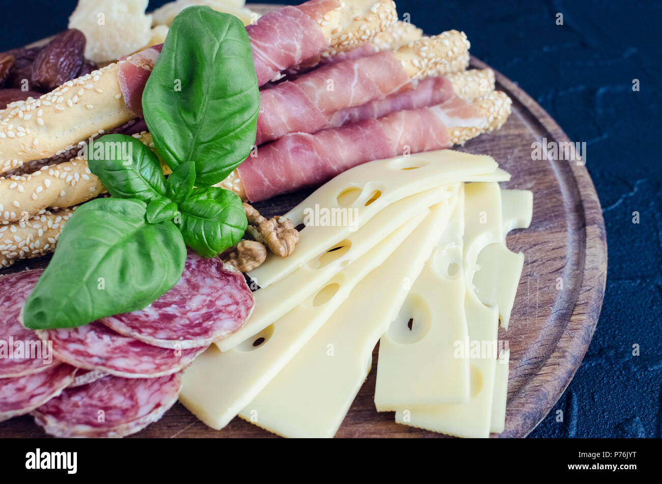Planche en bois plein de méditerranée, des tapas ou hors-d'antipasto. Style Italien assortis Set de cuisine banquet. De délicieux en-cas sur partie ou temps de pique-nique. C Banque D'Images