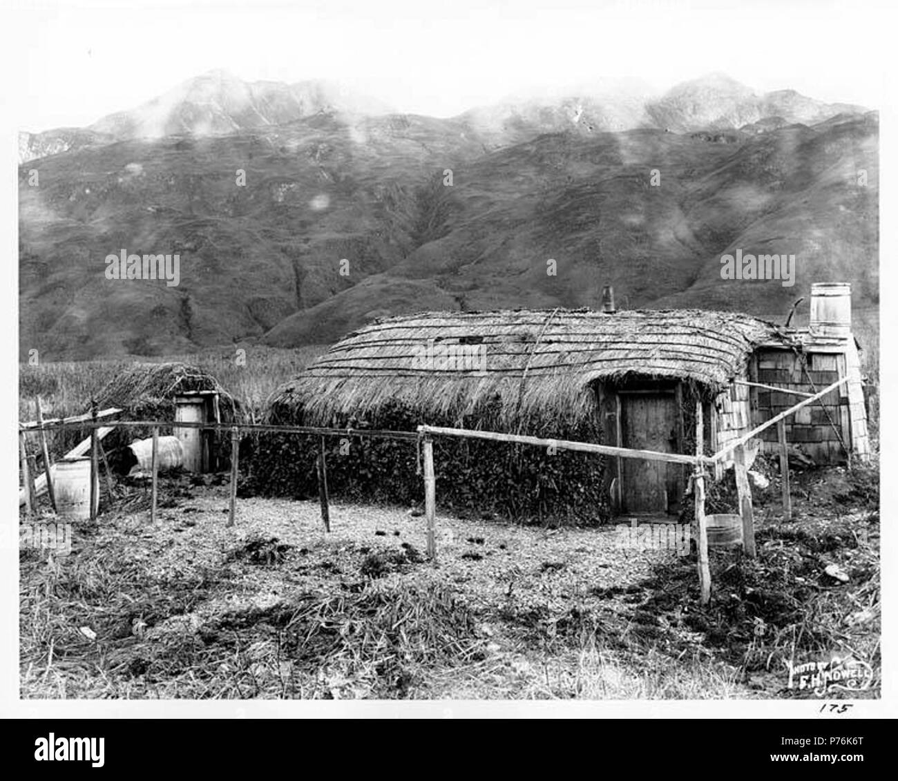 . Anglais : habitation Eskimo, Captains Bay, île Unalaska, n.d. Anglais : Légende sur l'image : Photo par F.H. Nowell 175 au verso de l'image : une maison natale de Captain's Harbour. Sujets (LCTGM) : Esquimaux--Structures--Alaska--Captains Bay ; logements--Alaska--Captains Bay Sujets (LCSH) : architecture--Alaska Eskimo--Captains Bay . Date inconnue 4 habitation Eskimo, Captains Bay, île Unalaska, nd (NOWELL 82) Banque D'Images