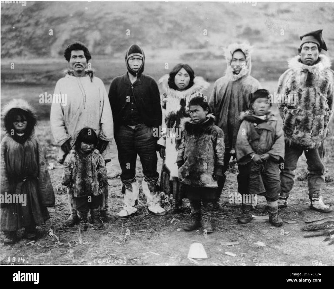 Anglais : Eskimo, hommes, femmes et enfants portant des vêtements  occidentaux et indigènes, l'Alaska, ca. 1900. Anglais : Légende sur l'image  : 'Esquimos' image d'origine dans l'album 15 Hegg, page 17.