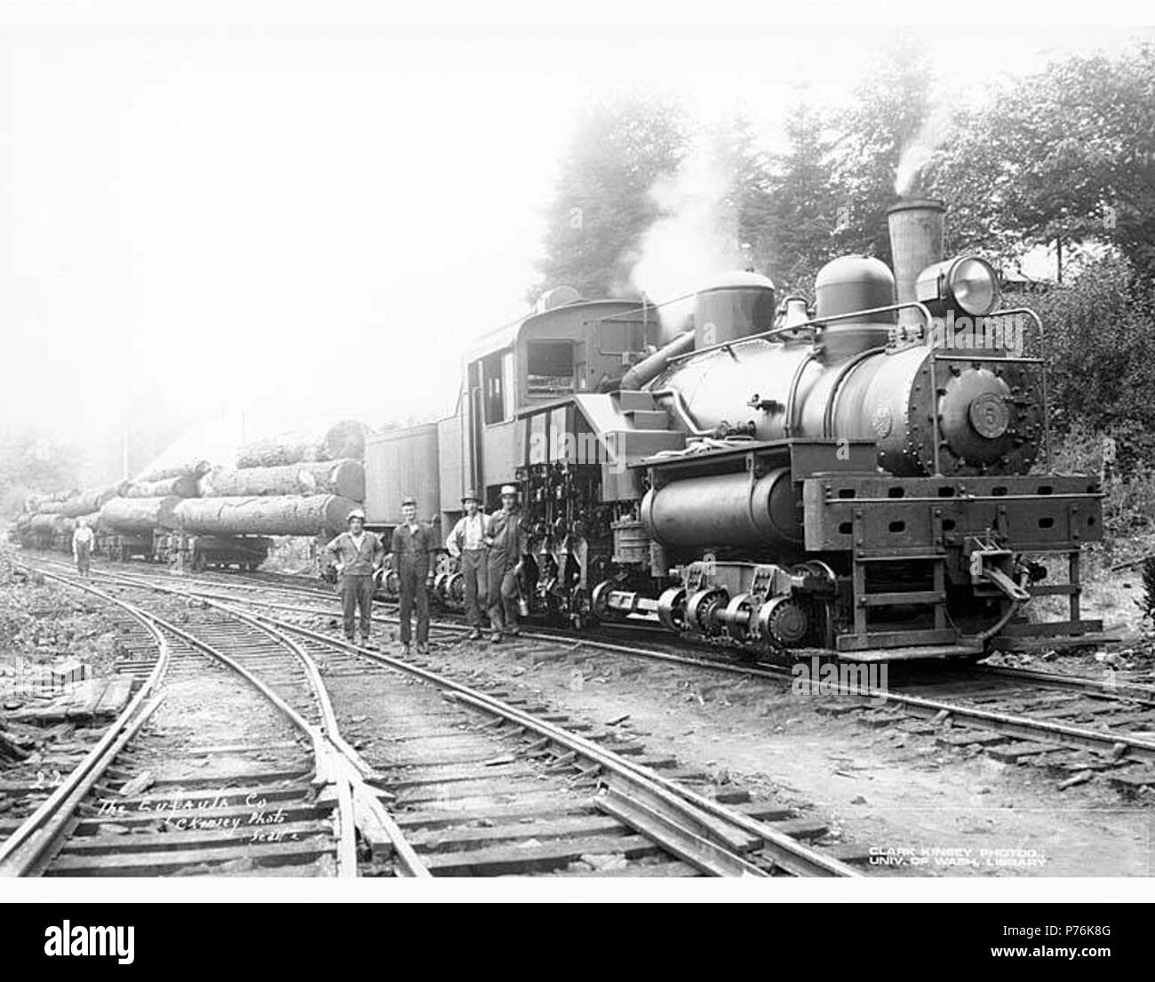 . Anglais : Eufaula Société trois camions-locomotive Shay Willamette no. 5 avec équipage, ca. 1921 . Anglais : Légende sur l'image : La Eufaula Co. c. Kinsey Photo, Seattle. 22 PH Coll 516,1159 La Eufaula Société a été en affaires ca. 1915 à ca. 1926. Weatherford est une ancienne ville d'exploitation forestière qui est maintenant presque désert à deux miles au nord de la rivière Columbia et quatre milles au nord-ouest de Longview dans l'ouest de Cowlitz Comté. À la fin des années 1880, la ville a été nommée par Jefferson D. Brock, un employé d'une société forestière, pour sa ville natale dans l'Alabama. Sujets (LCTGM) : locomotives de chemin de fer--Washington (État) ; sciage ; Banque D'Images