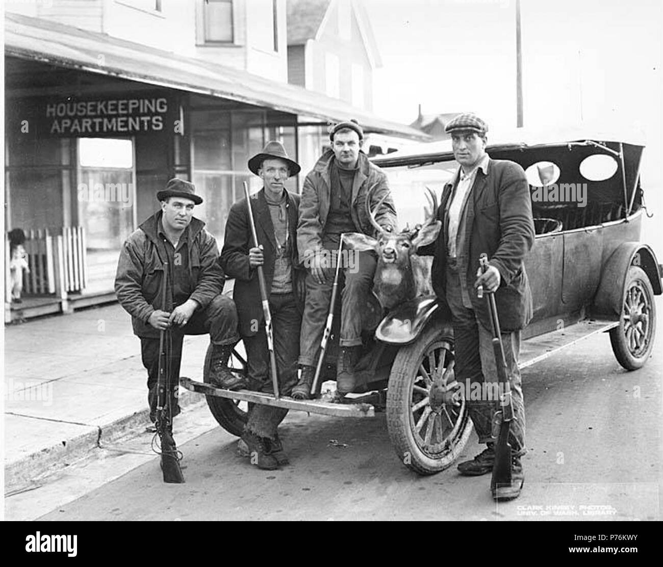 . Anglais : les chasseurs avec armes, deer, carcasse et Oakland [] Des voitures de tourisme, Bordeaux, ca. 1919 . Anglais : Légende sur l'image : PH Coll 516,223 Bordeaux Bordeaux l'exploitation forestière a commencé frères dans le Comté de Mason au début des années 1890. Leurs opérations ont été transférés à Thurston Comté vers 1899. Sujets (LCSH) : les chasseurs de cervidés--Washington (État)--Bordeaux ; les fusils de chasse--Washington (État)--Bordeaux ; Deer--Carcasses--Washington (État)--Bordeaux ; automobiles--Washington (État)--Bordeaux . circa 1919 6 chasseurs avec armes, deer, carcasse et Oakland - - voitures de tourisme, Bordeaux, ca 1919 (KINSEY 8) Banque D'Images