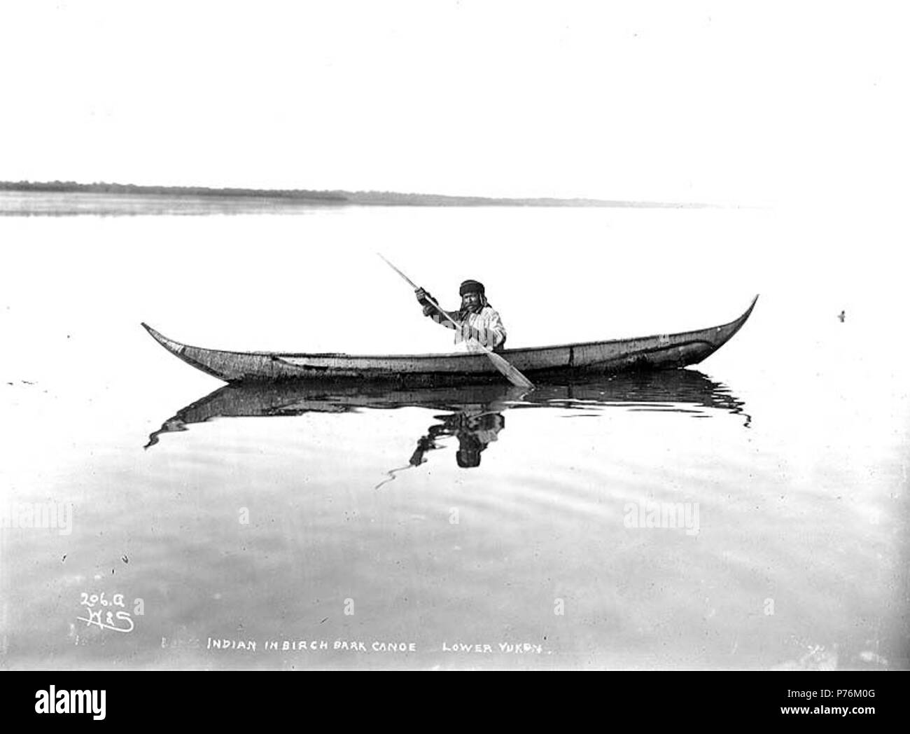 . Anglais : indien en canot, inférieur du fleuve Yukon, Alaska, probablement ca. 1901. Anglais : Légende sur l'image : 'Indien en canot en écorce de bouleau. Yukon inférieur.' photographie originale par Eric A. Hegg 1825 ; copié par Webster et Stevens 206.Un Sujet (LCTGM) : rivières--Alaska ; canots--sujets de l'Alaska (LCSH) : Rivière Yukon (Yukon et l'Alaska) ; Indians of North America--Alaska . vers 1901 6 Indien en canot d'inférieur du fleuve Yukon, Alaska, probablement, ca 1901 (HEGG 313) Banque D'Images