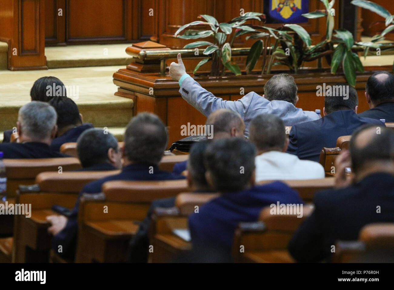 BUCAREST, ROUMANIE - le 4 juillet 2018 : Le lider d'un groupe parlementaire des signaux à son coleagues comment voter lors d'un débat concernant la modification d'une loi Banque D'Images