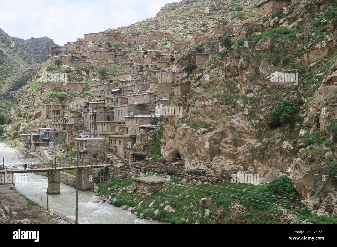 Dans la région de Palangan, ancien village kurde dans l'ouest de l'Iran, le toit d'une maison sert de la cour de la chambre haute. Dans flowsTangi au milieu du fleuve Var Banque D'Images