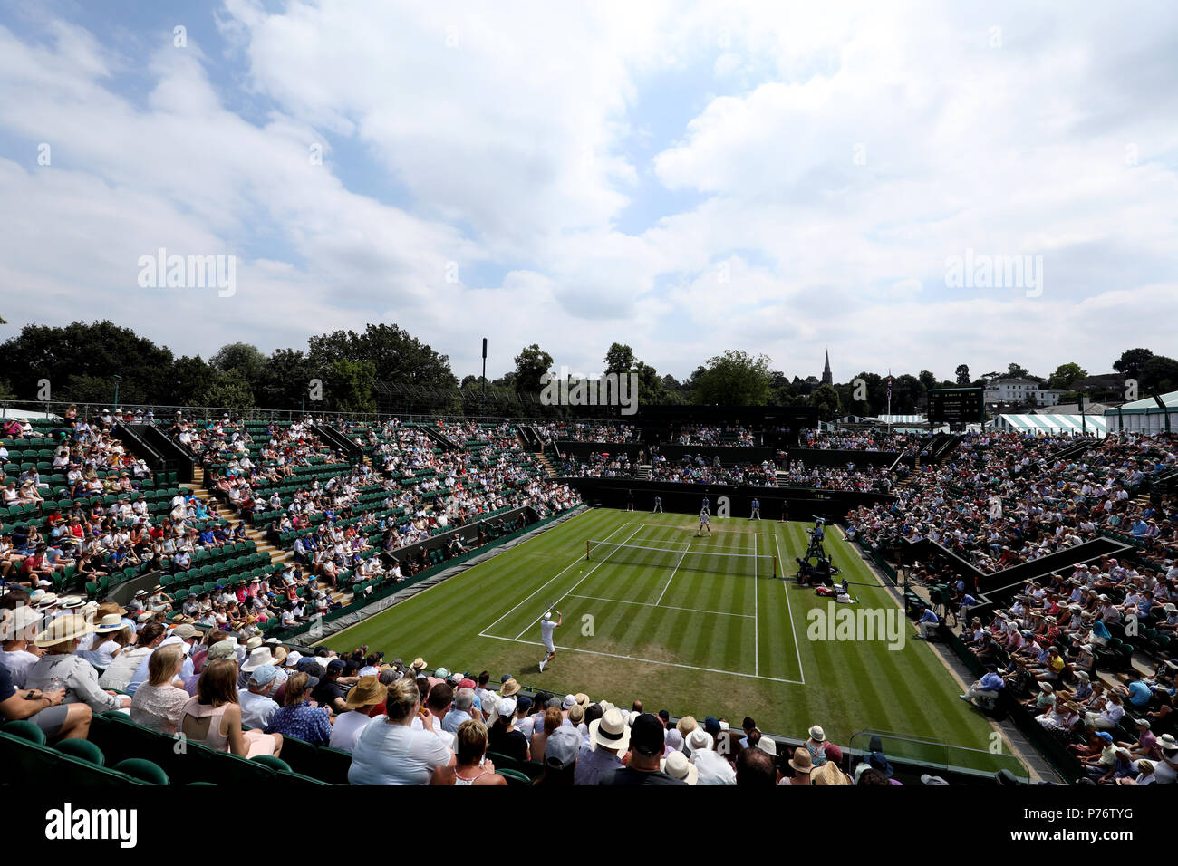 Une vue générale de l'action masculin sur cour 2 entre John Millman et Milos Raonic sur la troisième journée du tournoi de Wimbledon à l'All England Lawn Tennis et croquet Club, Wimbledon. Banque D'Images