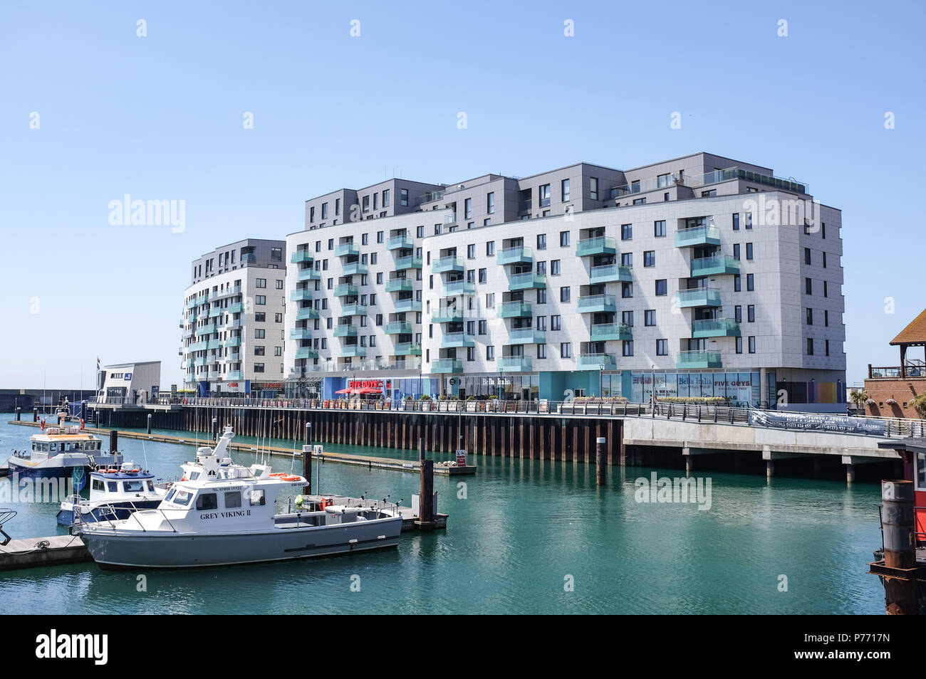 Brighton Marina Village appartement neuf pâtés de maisons avec boutiques et cafés sur boardwalk photographie prise par Simon Dack Banque D'Images