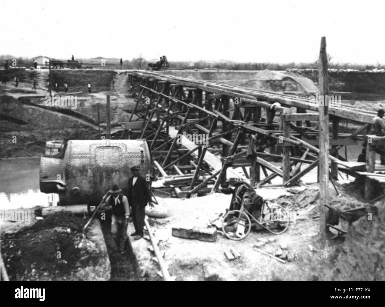 Italiano : MICH. 2381 Rolo-Mirandola - Ferrovia - La costruzione del ponte sul Fiume Secchia . vers 1930 1 MICH. 2381 Rolo-Mirandola - Ferrovia - La costruzione del ponte sul Fiume Secchia Banque D'Images