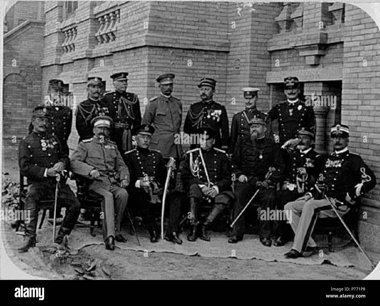 . Anglais : 7,05 généraux alliés et leurs chefs d'état-major stationné avec leurs troupes à Tientsin après le siège de 1900 . Anglais : les sous-titres sur page d'album : généraux alliés et leurs chefs d'état-major stationné avec leurs troupes à Tien Tsin après le siège de 1900. Japonais, allemand, britannique, russe, français, néerlandais, autrichien. Ces ont été appelés au gouvernement provisoire de Chine et étaient en Tien Tsin pendant environ deux ans. Les troupes alliées ont été stationnés à Tien Tsin pendant de nombreuses années à la garde de fer et garantir la sécurité des diplomates à Pékin ; Assis de gauche 2d Le maréchal allemand Von W Banque D'Images
