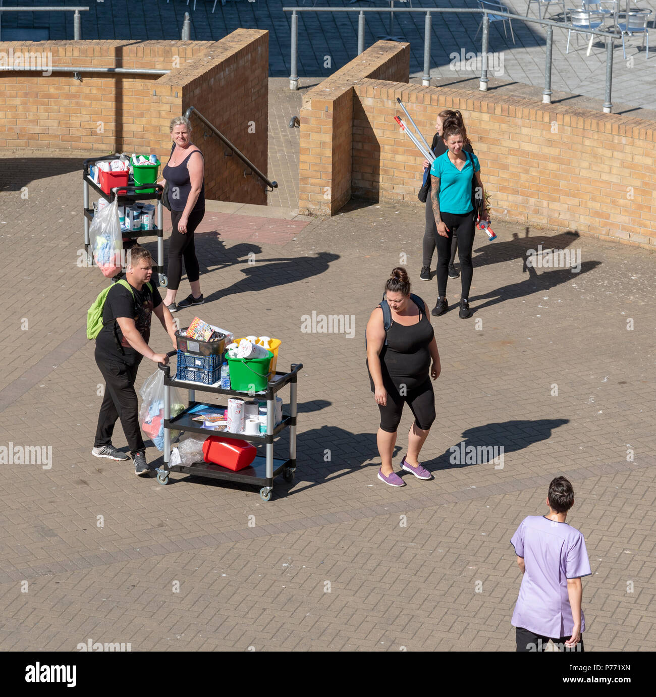 L'équipe d'entretien ménager et d'arriver à une affectation sur un campus universitaire. Banque D'Images
