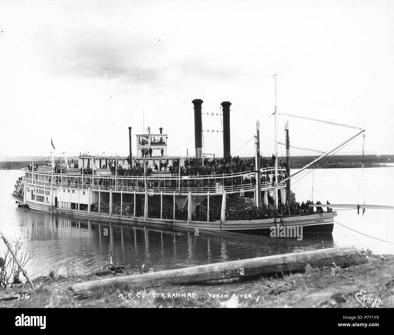 . Anglais : Alaska Commercial Company steamboat HANNAH liés à un atterrissage sur le fleuve Yukon, Territoire du Yukon, ca. 1898. Anglais : Légende sur l'image : 'A.C. Co., Hannah. Yukon River' image originale à Hegg Album 17, page 39. Sujets (LCTGM) : roues arrière--Yukon ; des rivières--Yukon Sujets (LCSH) : Hannah (Stern wheeler) ; Yukon River (Yukon et l'Alaska) . vers 1898 1 Alaska Commercial steamboat Co HANNAH liés à un atterrissage sur le fleuve Yukon, Territoire du Yukon, ca 1898 (HEGG 588) Banque D'Images